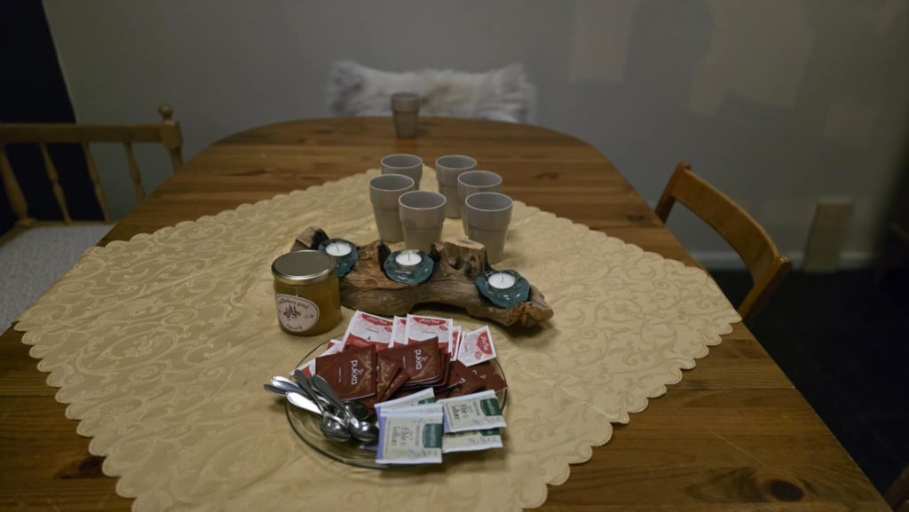 en bild på rummet där vi har haft kurser, med ljus, te and annat gott.