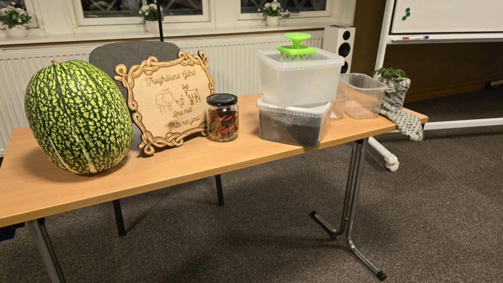 Ett bord med alla saker vi som vi arbetar med på gården