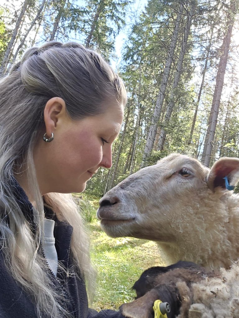 Jag, Sara, med en av fåren i skogen