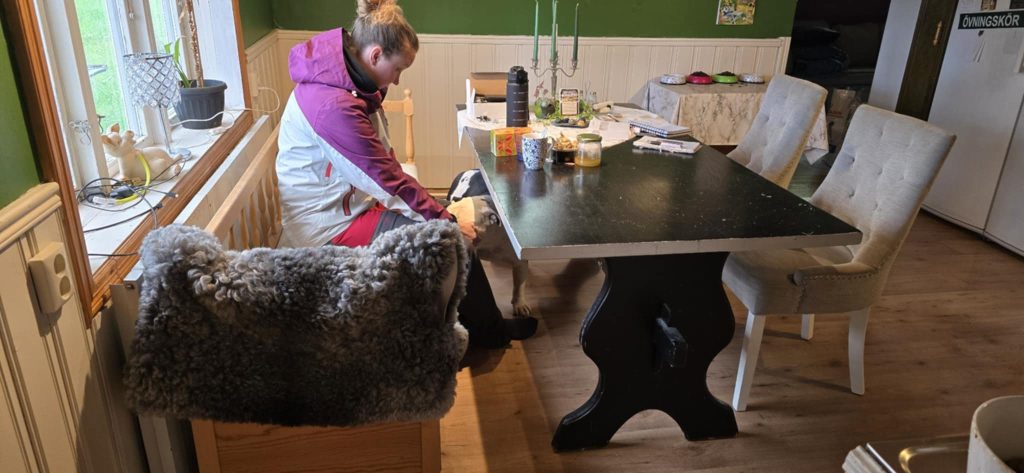 Nina på kökssoffan