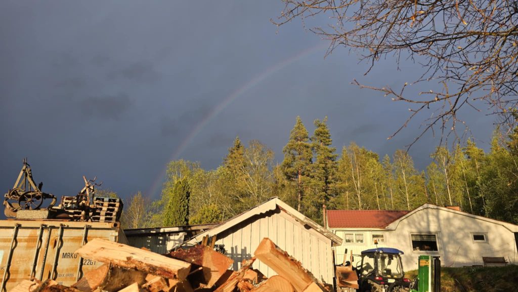 En regnbåge över gården