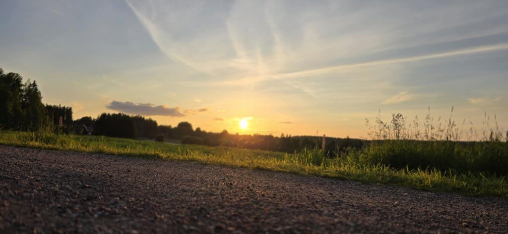 Solnedgång över åkern