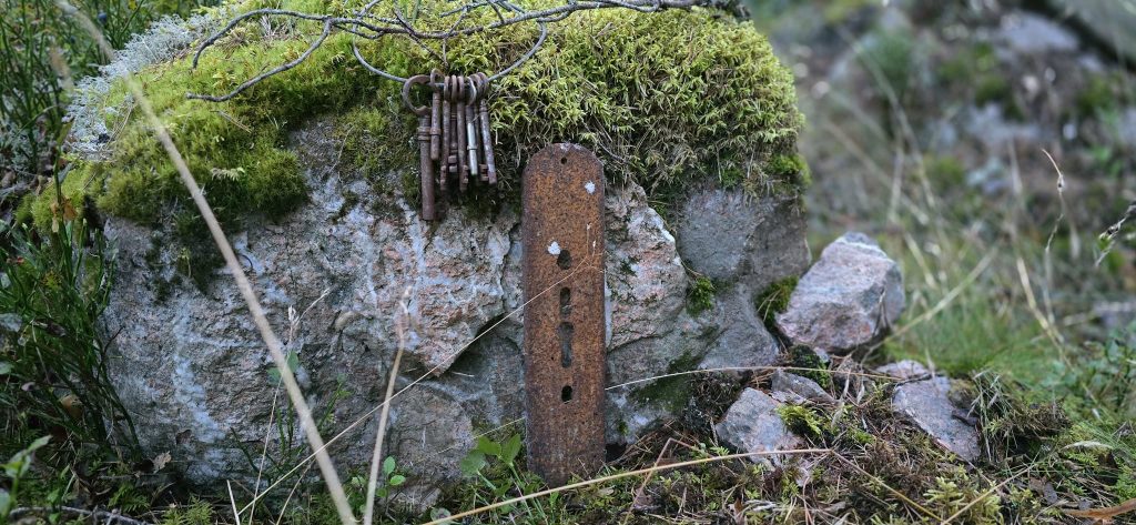 En gammal nyckelknippa som ligger på en mossig sten