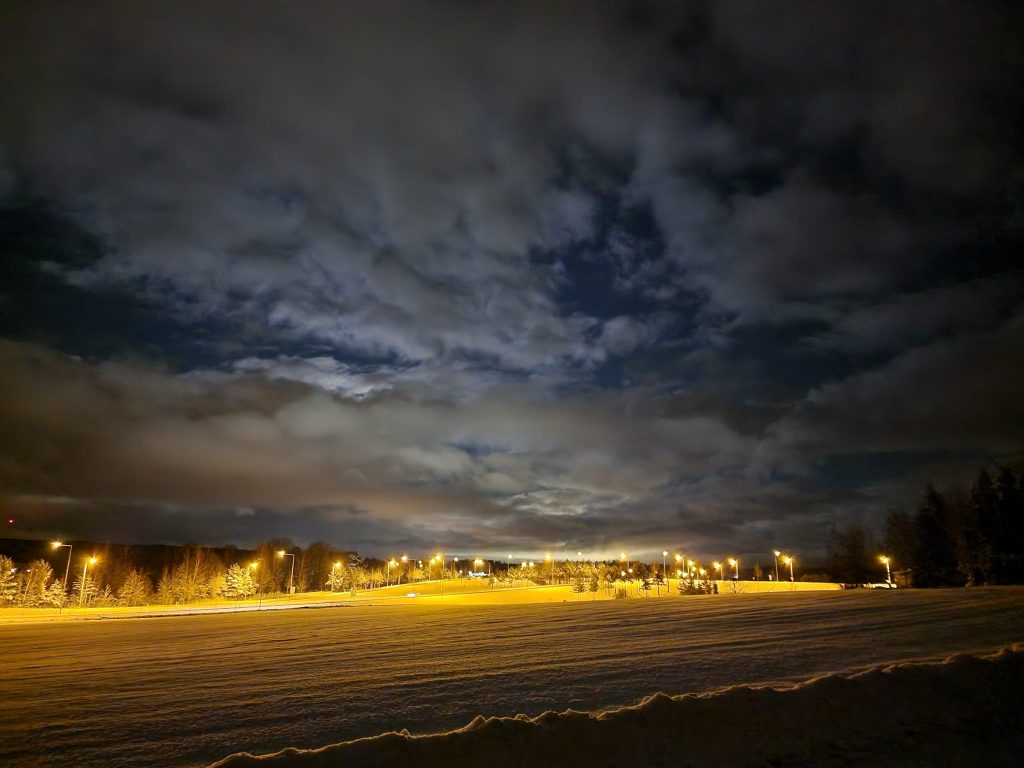 Åkern nattetid i vinterskrud